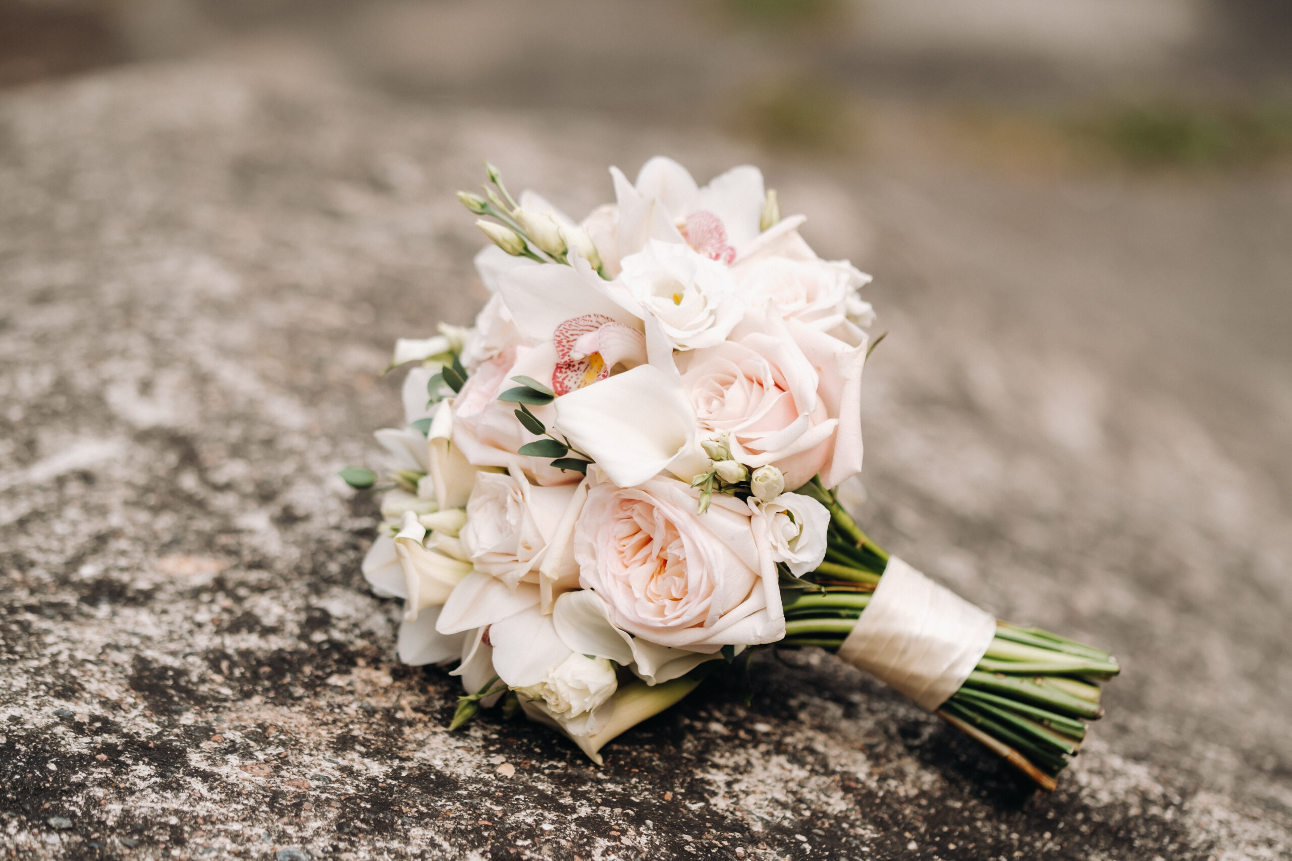 Wedding bouquet with roses and boutonniere.The decor at the wedding